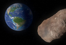 一塊金字塔大小的太空巖石從地球上空掠過