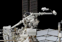 太空行走的宇航員切成宇宙射線探測器