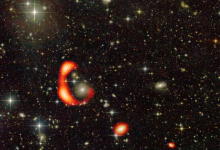 在遙遠的大質(zhì)量星系附近發(fā)現(xiàn)了巨大的中性氫環(huán)