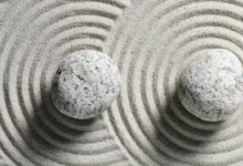 物理學(xué)家發(fā)現(xiàn)只有三個繞軌道運行的黑洞可以打破時間反轉(zhuǎn)對稱性
