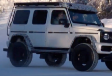 在雪中觀看兩輛2022年梅賽德斯奔馳G級(jí)4x4平方嬉戲