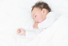 寶寶打嗝能喂水嗎應(yīng)該怎么辦呢