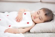 兩個多月的寶寶最近晚上睡一會就哭怎么回事什么原因