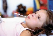 三個(gè)月寶寶半夜有點(diǎn)發(fā)燒怎么辦如何解決