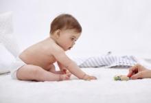 寶寶夜里吃手要喂奶嗎如何預(yù)防呢