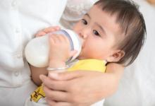 嬰兒經(jīng)常嗆奶怎么辦如何正確避免呢