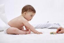 嬰兒吃手怎么辦如何有效的解決呢
