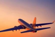 日常生活：飛機(jī)在起飛降落時(shí)要順風(fēng)還是逆風(fēng)