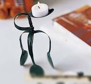 廢物利用小制作-有趣的蠟燭臺(tái)