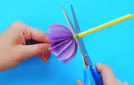 五一勞動(dòng)節(jié)手工彩紙傘制作方法5