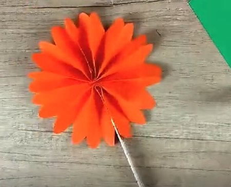 勞動節(jié)簡單彩紙花朵制作方法4