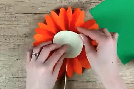 勞動節(jié)簡單彩紙花朵制作方法5
