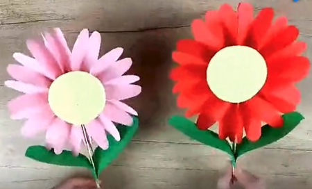 勞動節(jié)簡單彩紙花朵制作方法6