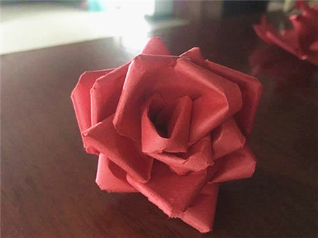 彩紙簡(jiǎn)單立體玫瑰花折紙制作方法4