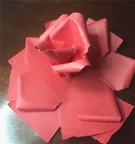 彩紙簡(jiǎn)單立體玫瑰花折紙制作方法3