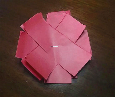 彩紙簡(jiǎn)單立體玫瑰花折紙制作方法2
