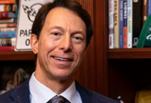 邁克爾施瓦茨是長島紐約大學(xué)朗格尼健康中心運(yùn)動(dòng)醫(yī)學(xué)部骨科助理教授